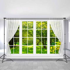 Weiß Fenster Mit Grün Wald Draußen Frühling Hintergrund